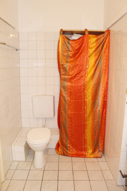 Toilette mit Regal